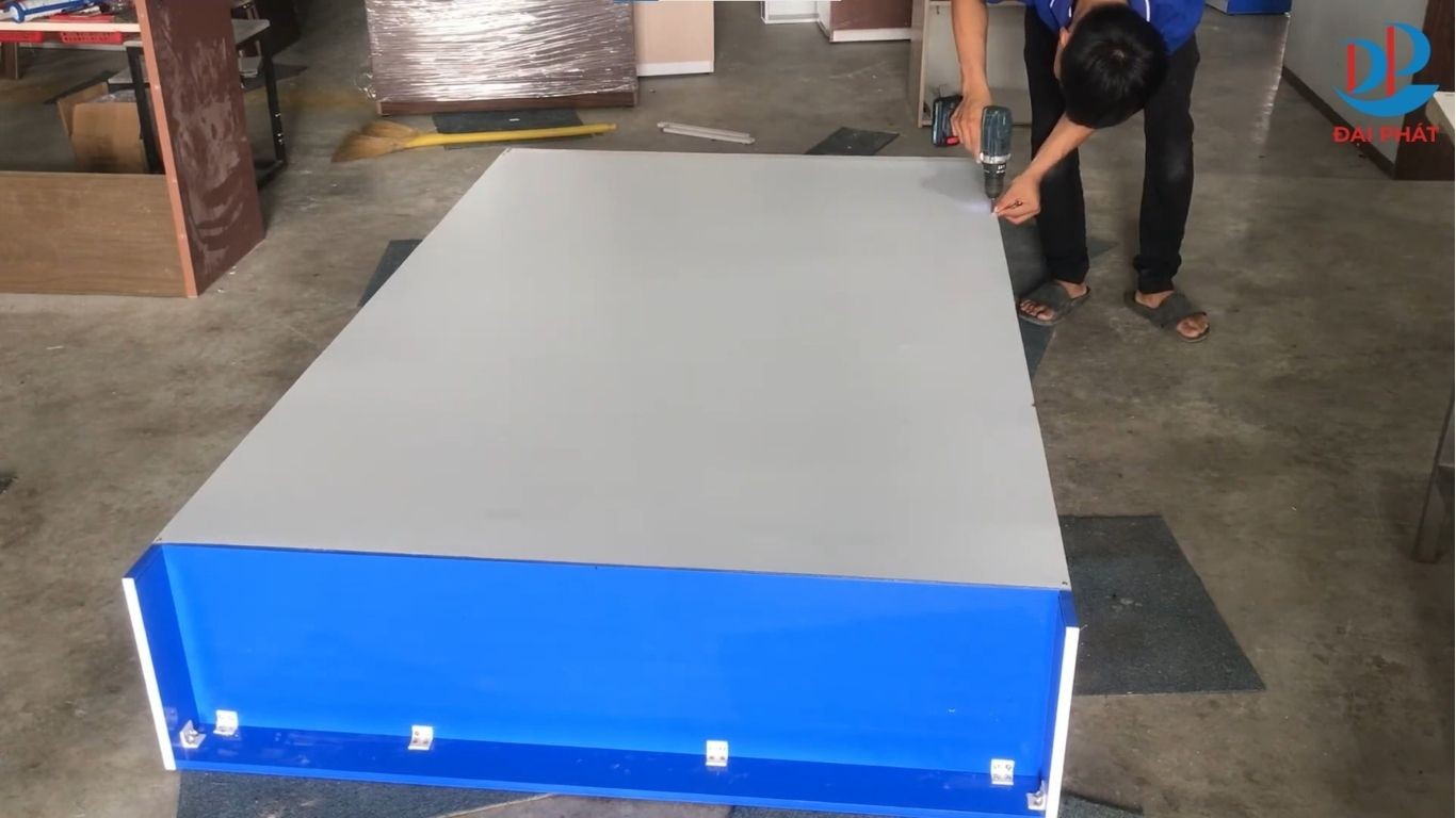 cach-lap-tu-trung-bay-nhua