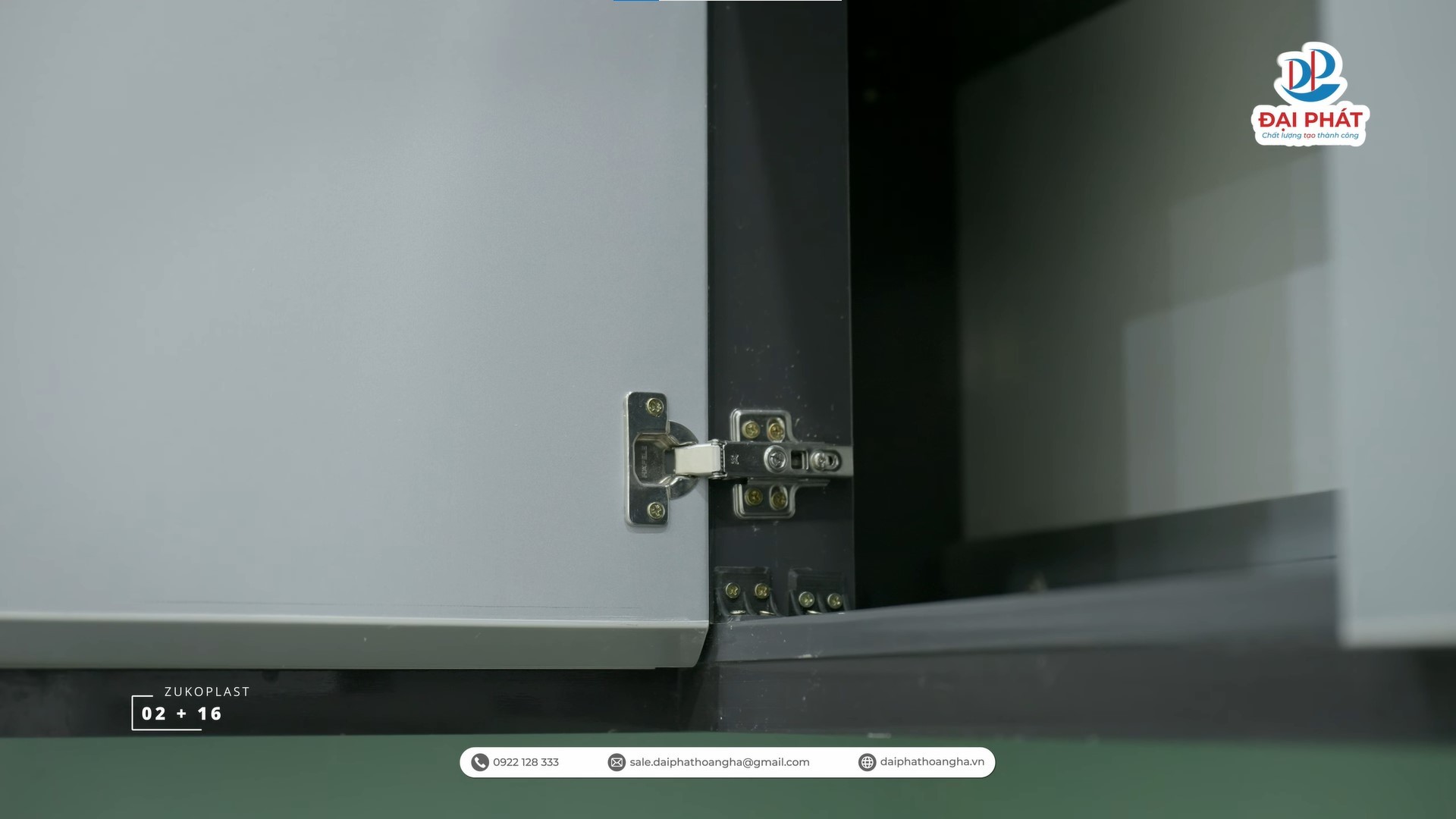 so-sanh-tu-bep-nhua-va-tu-bep-go