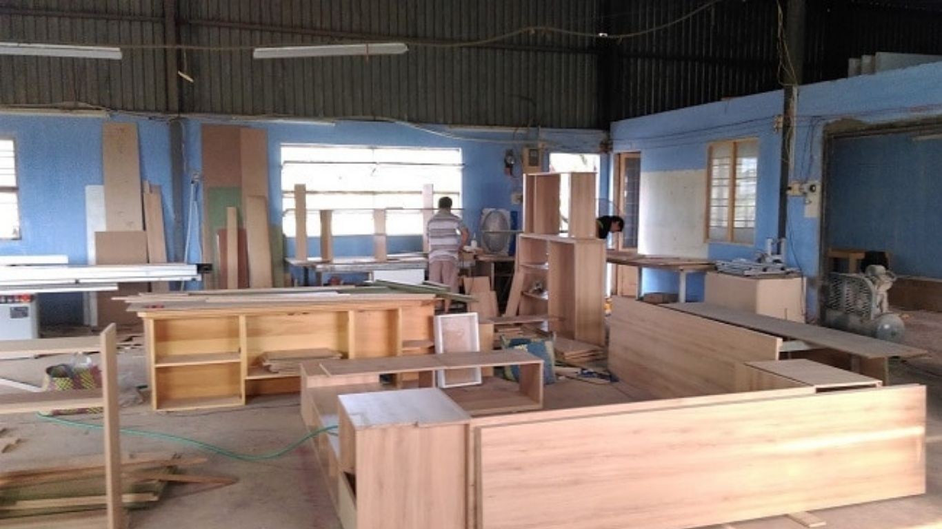 so-sanh-tu-bep-nhua-va-tu-bep-go