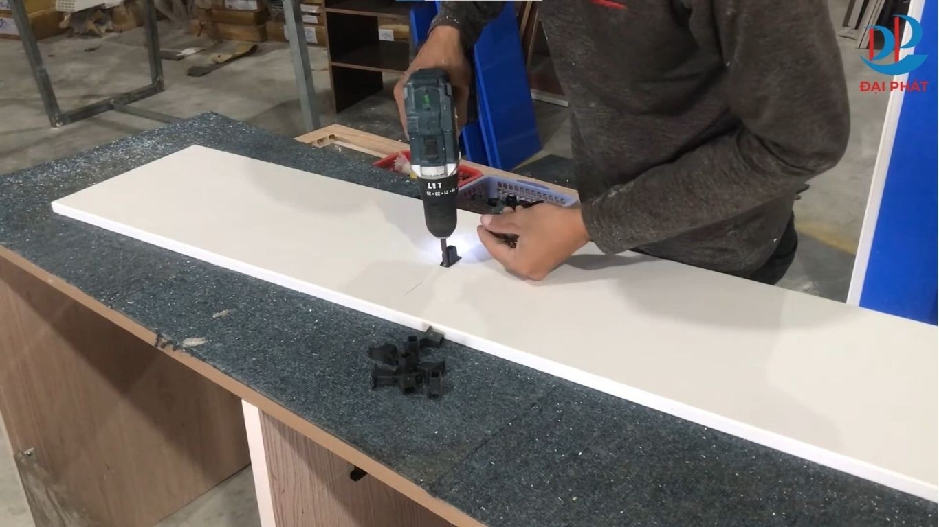 cach-lap-tu-trung-bay-nhua