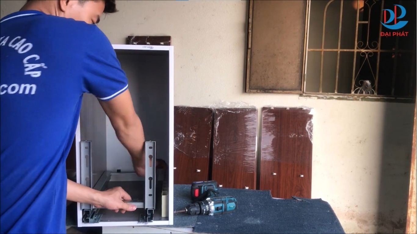 cach-lap-ke-gia-vi-tu-bep-nhua