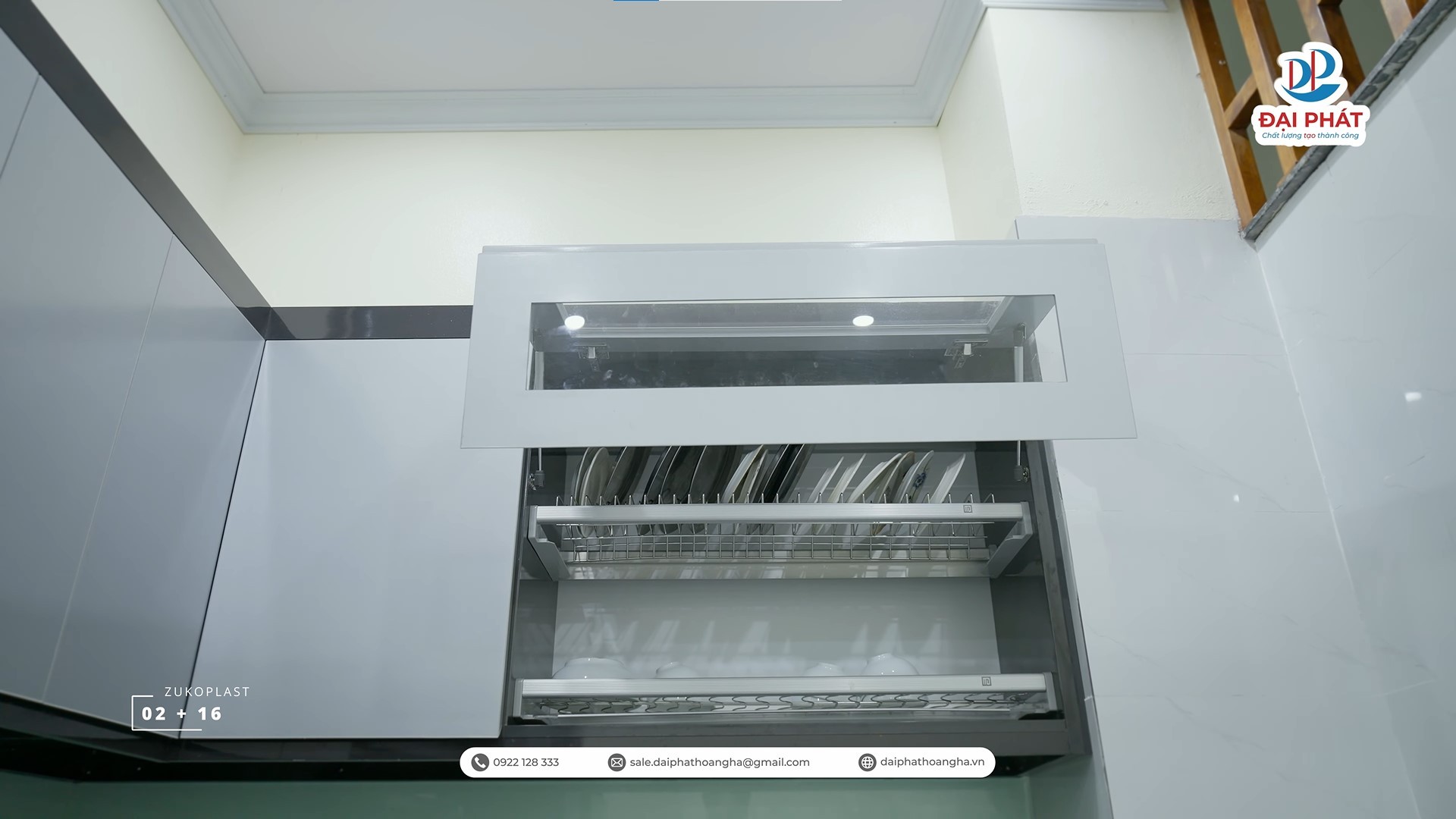 so-sanh-tu-bep-nhua-va-tu-bep-go