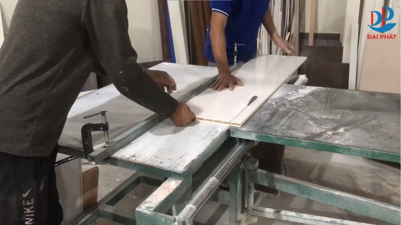 cach-lap-tu-trung-bay-nhua