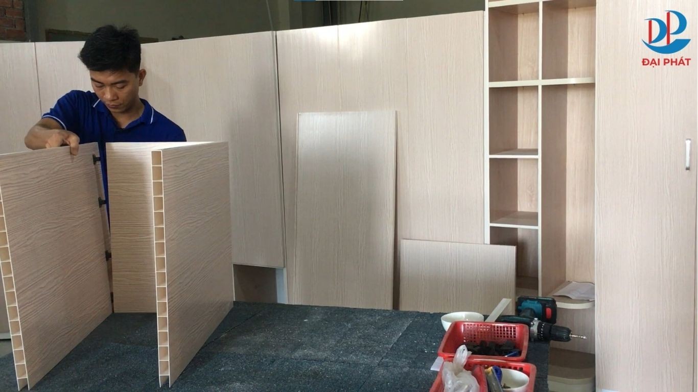 lap-mau-ban-nhua-van-phong-5-ngan-keo