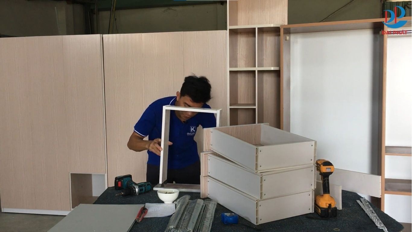 lap-ngan-keo-ban-nhua-van-phong