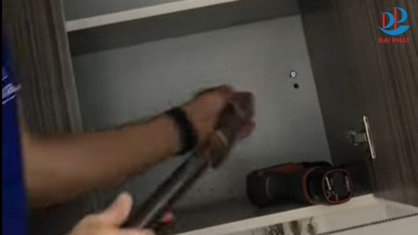 lap-tu-bep-nhua-moi-tren-nen-bep-be-tong