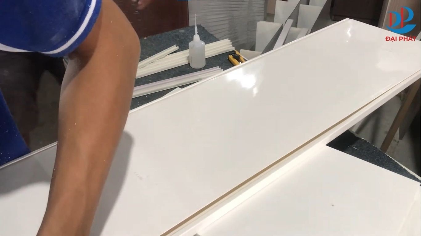 cach-lap-tu-trung-bay-nhua