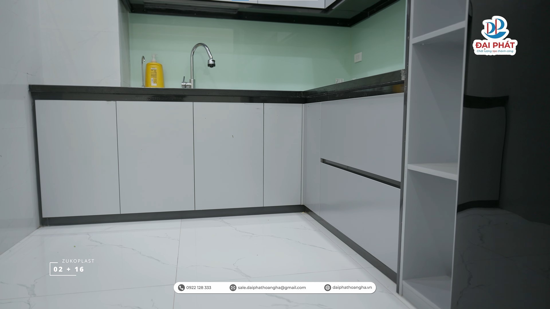 so-sanh-tu-bep-nhua-va-tu-bep-go