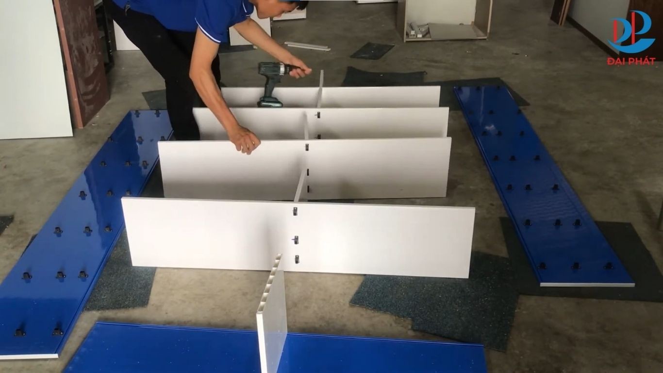 cach-lap-tu-trung-bay-nhua