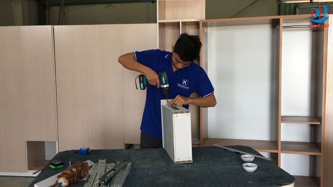 lap-ngan-keo-ban-nhua-van-phong