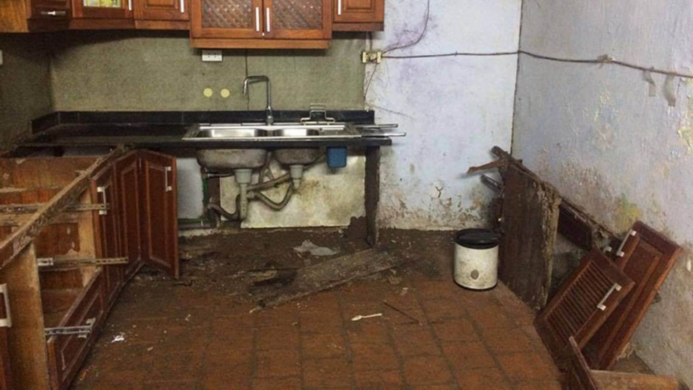 so-sanh-tu-bep-nhua-va-tu-bep-go