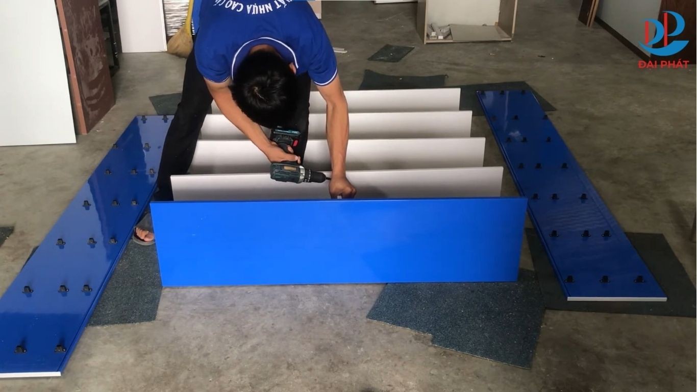 cach-lap-tu-trung-bay-nhua