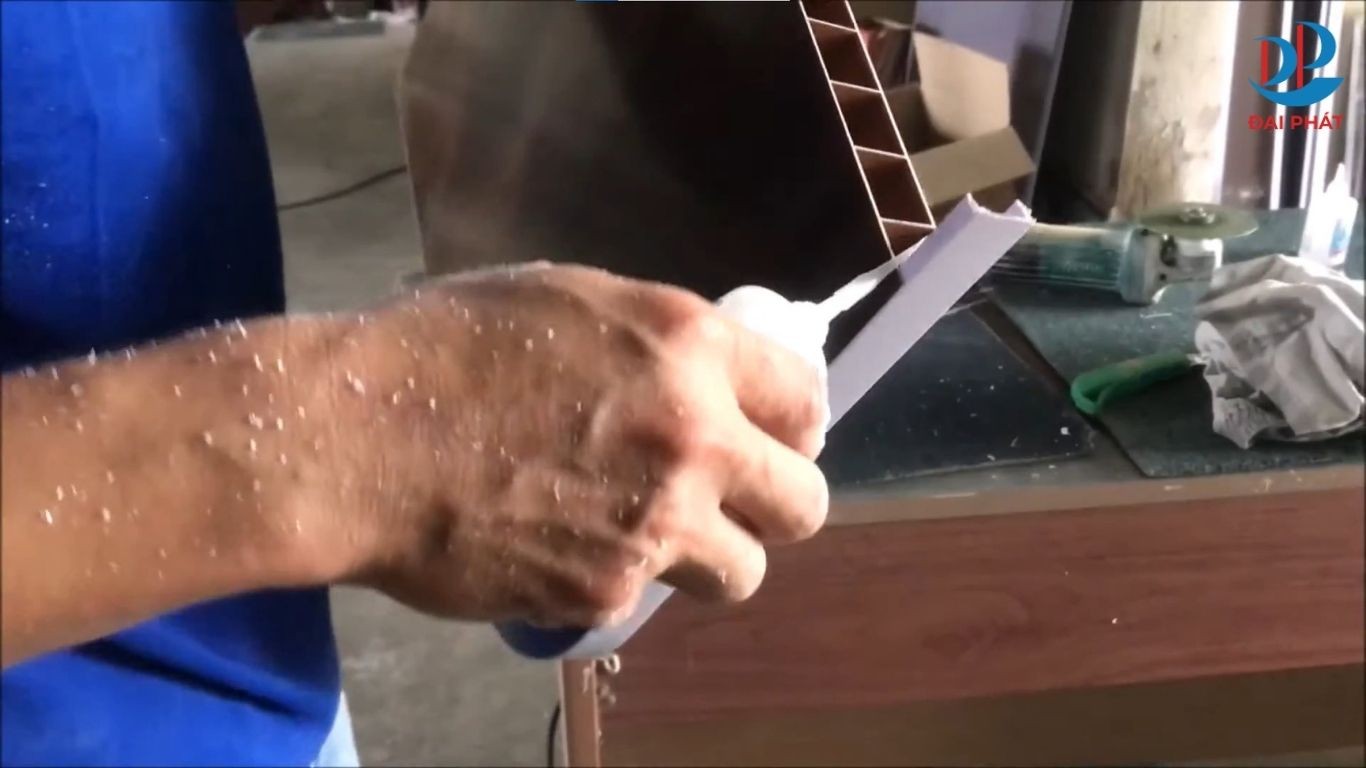 quy-trinh-lam-tu-nhua-bo-cong