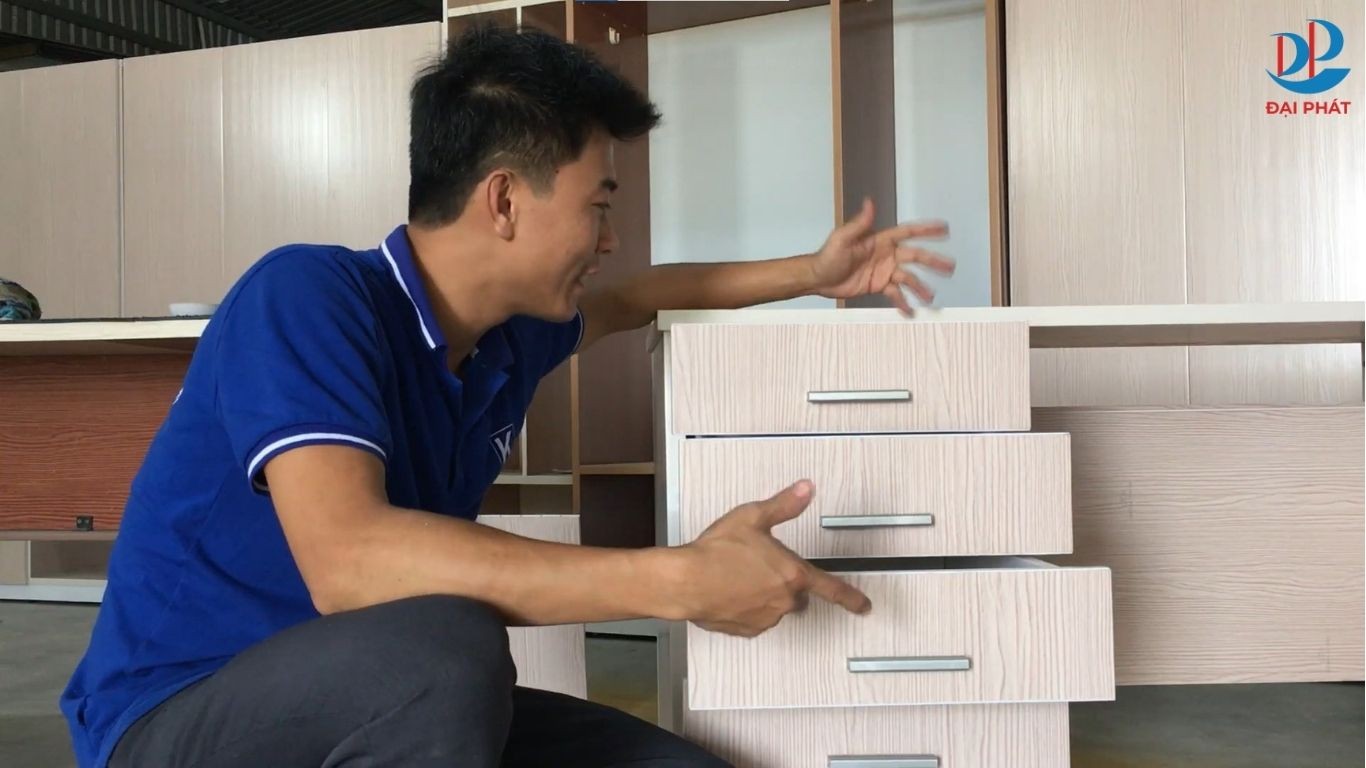 lap-ngan-keo-ban-nhua-van-phong