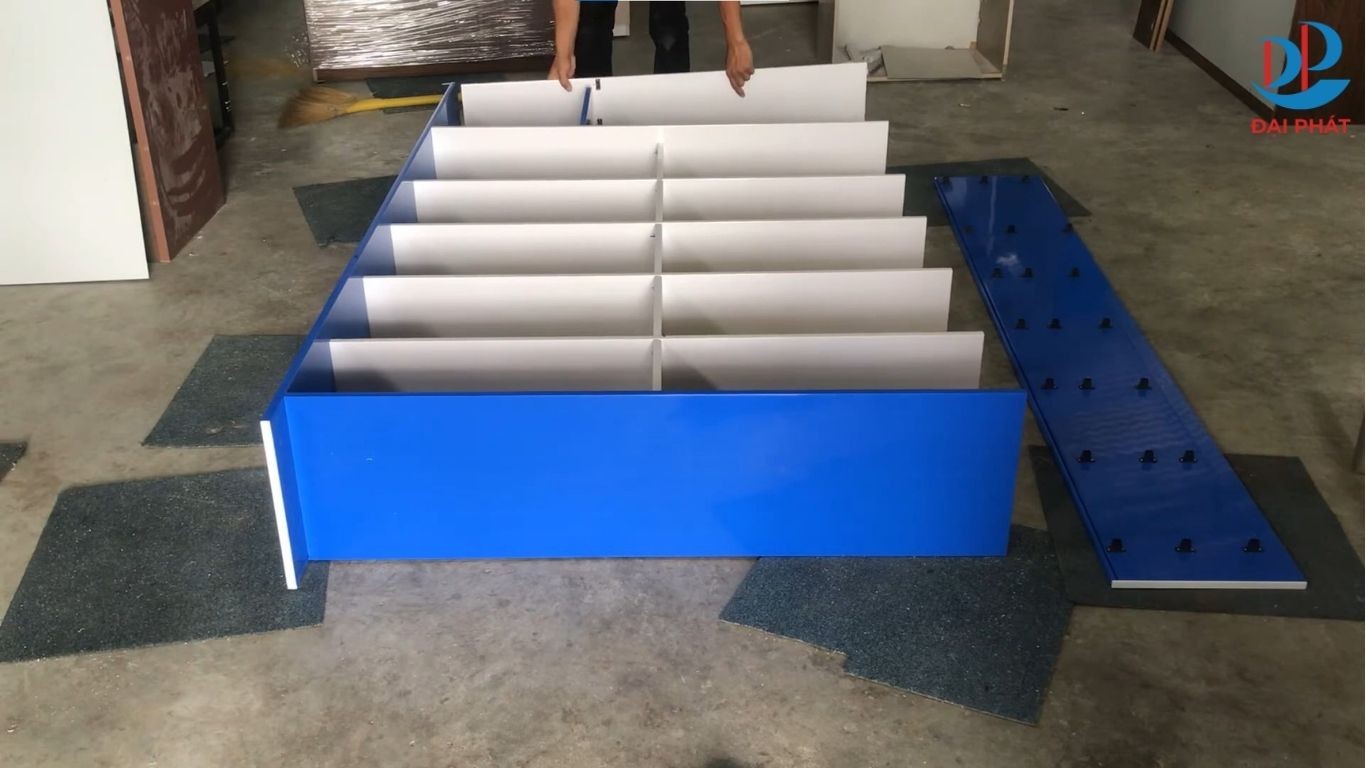 cach-lap-tu-trung-bay-nhua