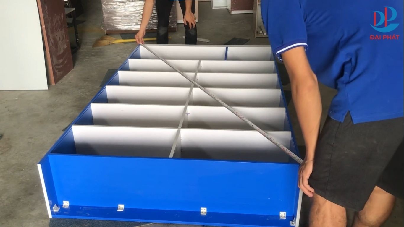 cach-lap-tu-trung-bay-nhua