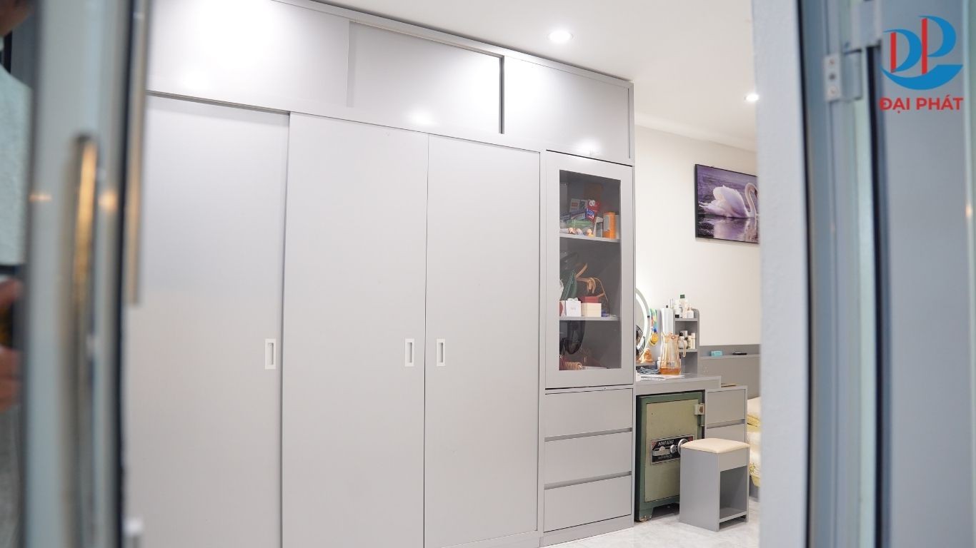 4-mau-tu-quan-ao-nhua-dep-cho-phong-nho