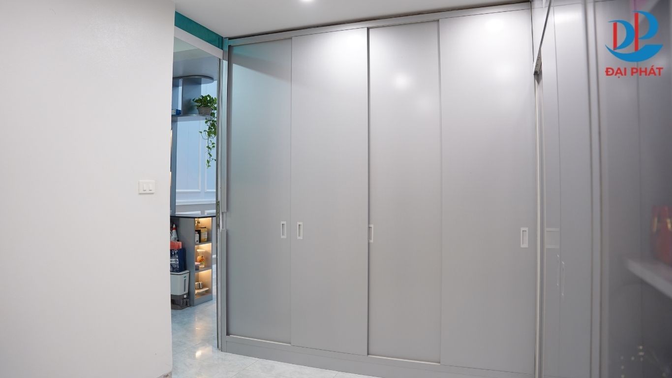 4-mau-tu-quan-ao-nhua-dep-cho-phong-nho