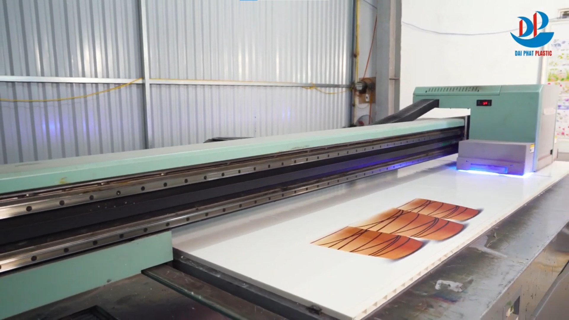 nhua-noi-that-in-mau-cong-nghe-cao