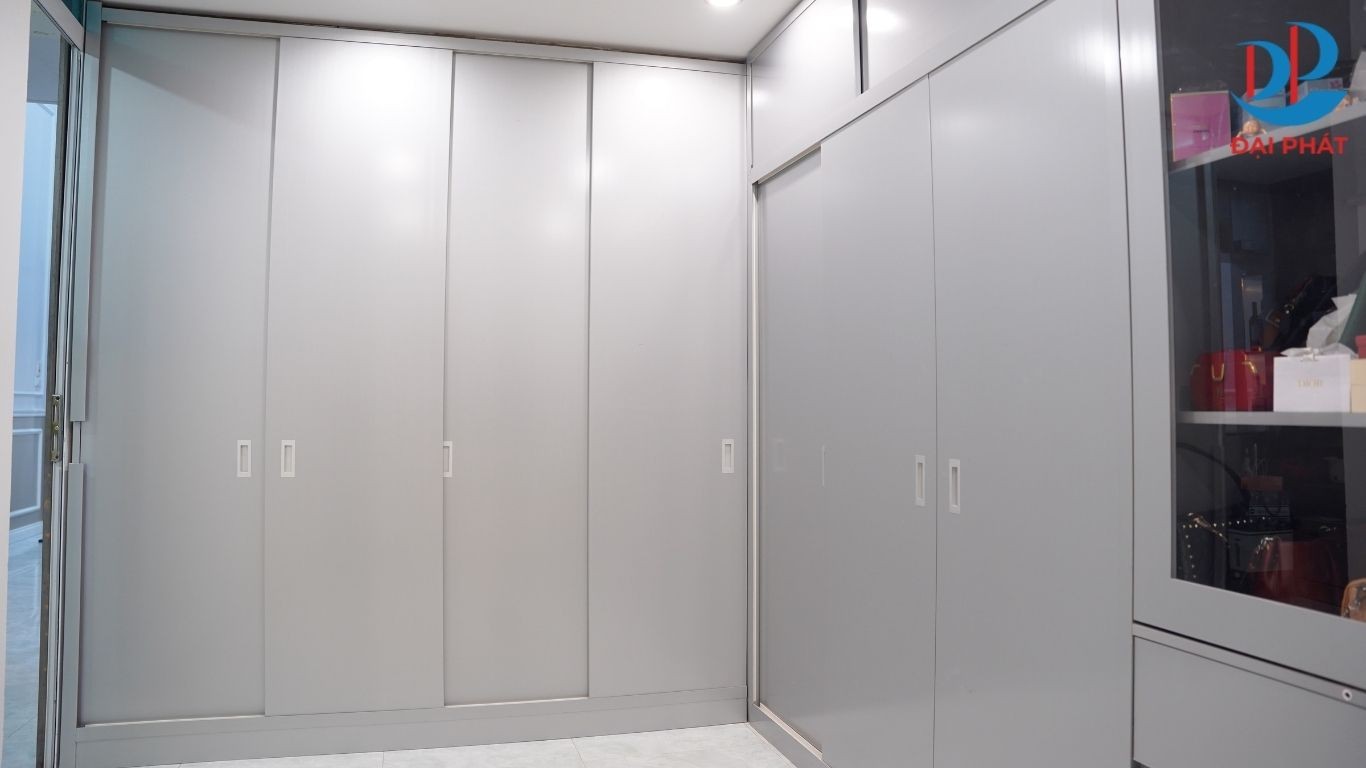 4-mau-tu-quan-ao-nhua-dep-cho-phong-nho