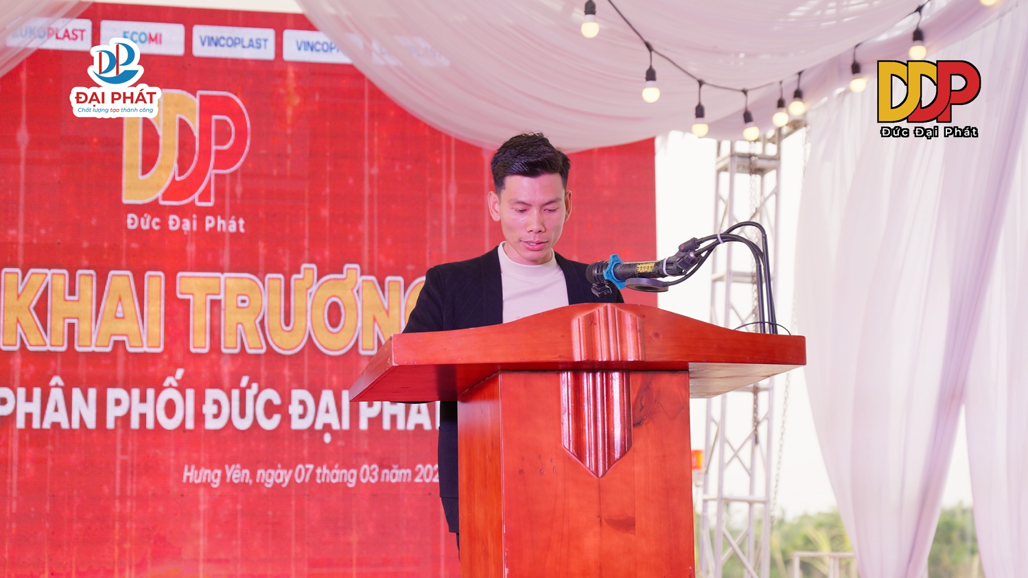 khai trương nhà phân phối nhựa nội thất