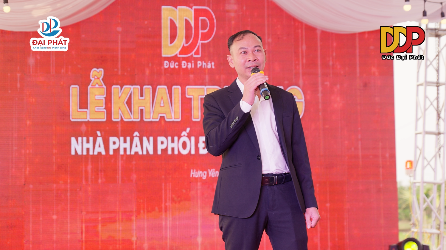 khai trương nhà phân phối nhựa nội thất