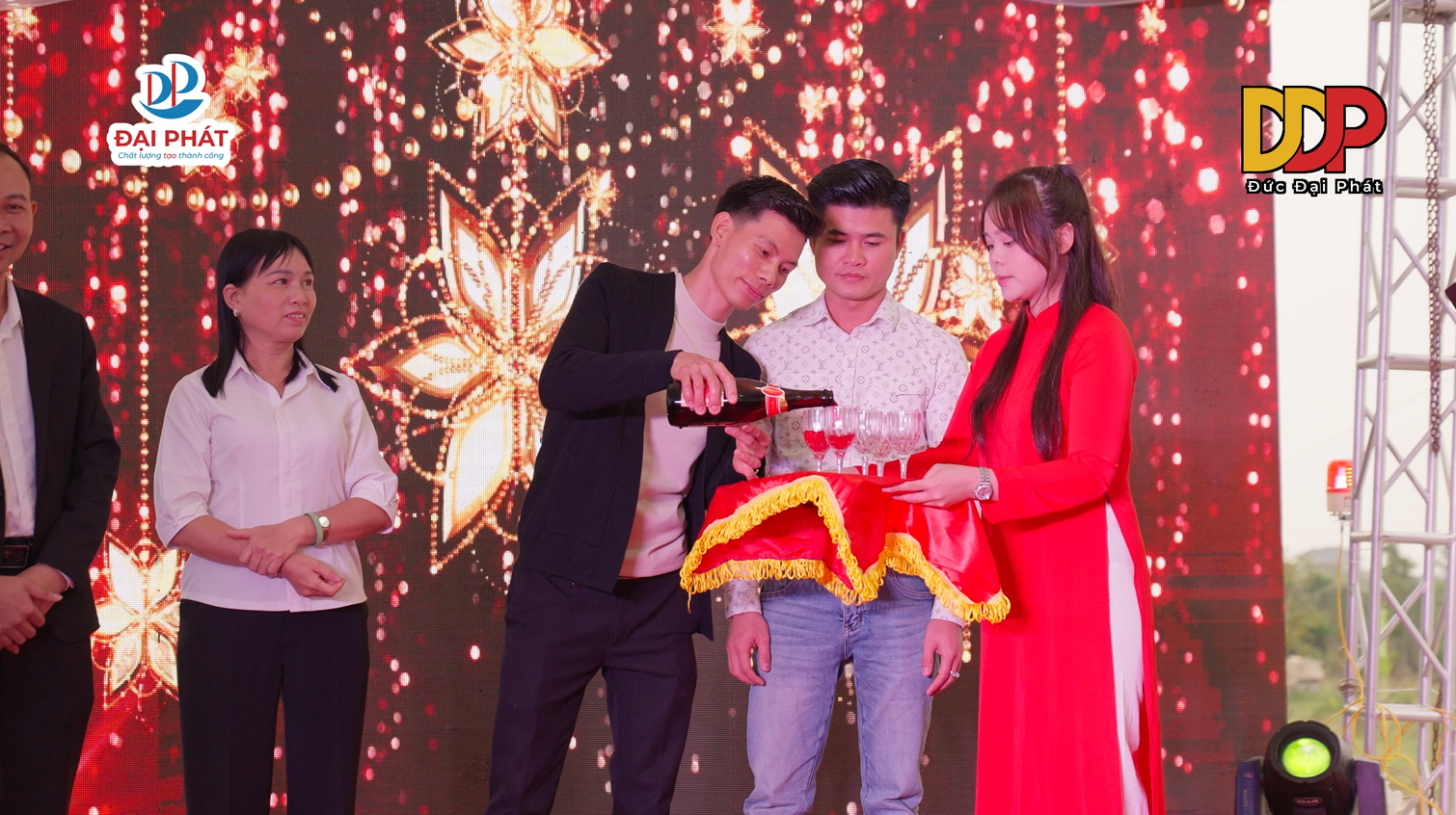 khai trương nhà phân phối nhựa nội thất