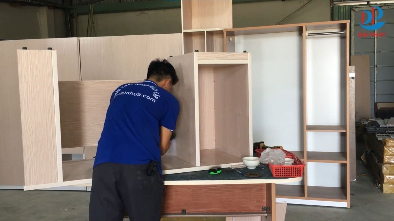 lap-ban-nhua-van-phong