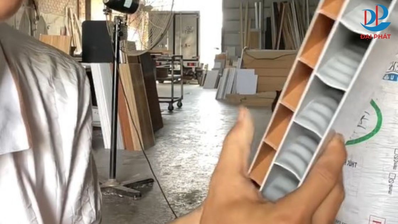 huong-dan-chon-tam-nhua-noi-that