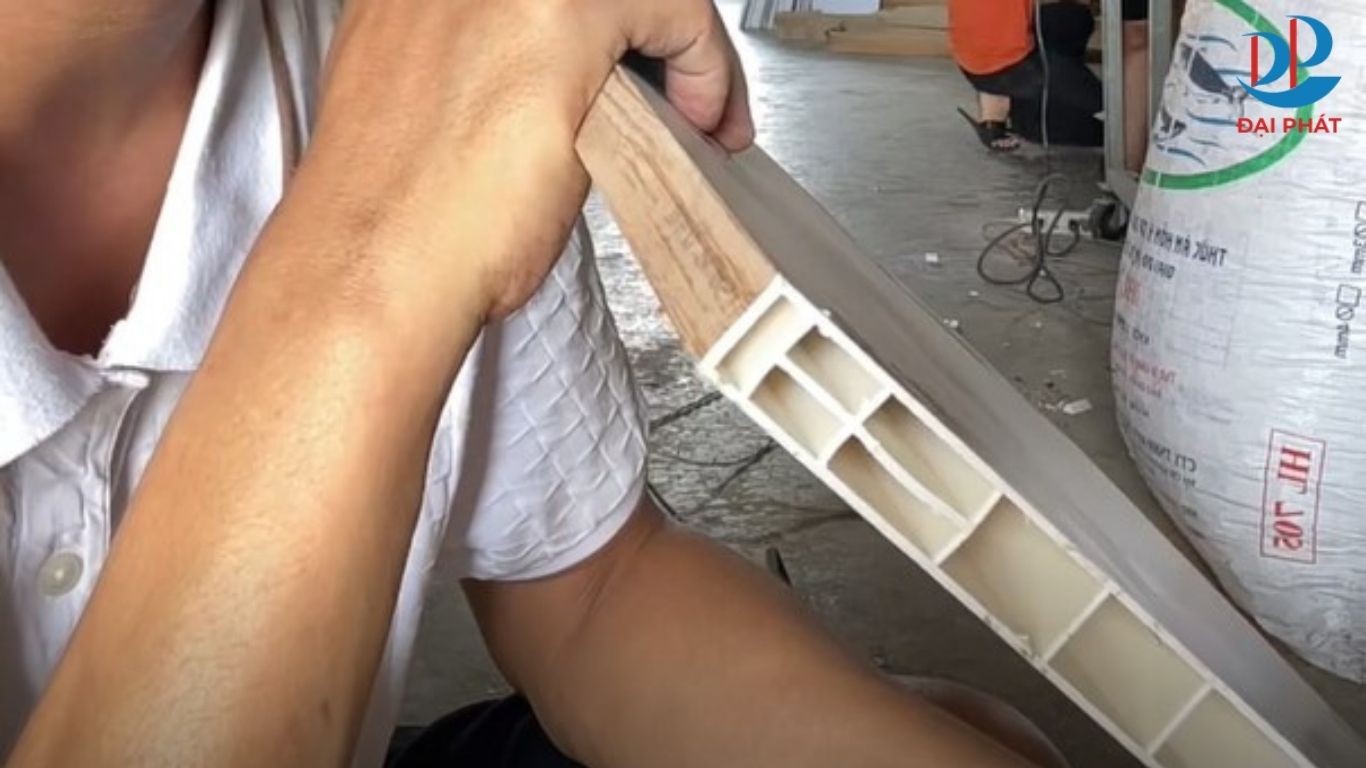 huong-dan-chon-tam-nhua-noi-that