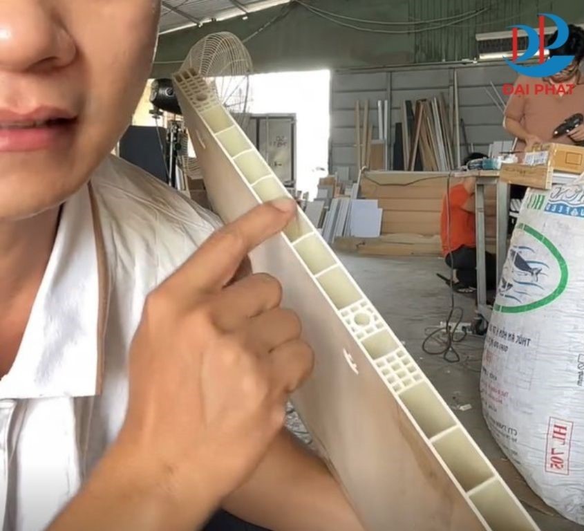 huong-dan-chon-tam-nhua-noi-that