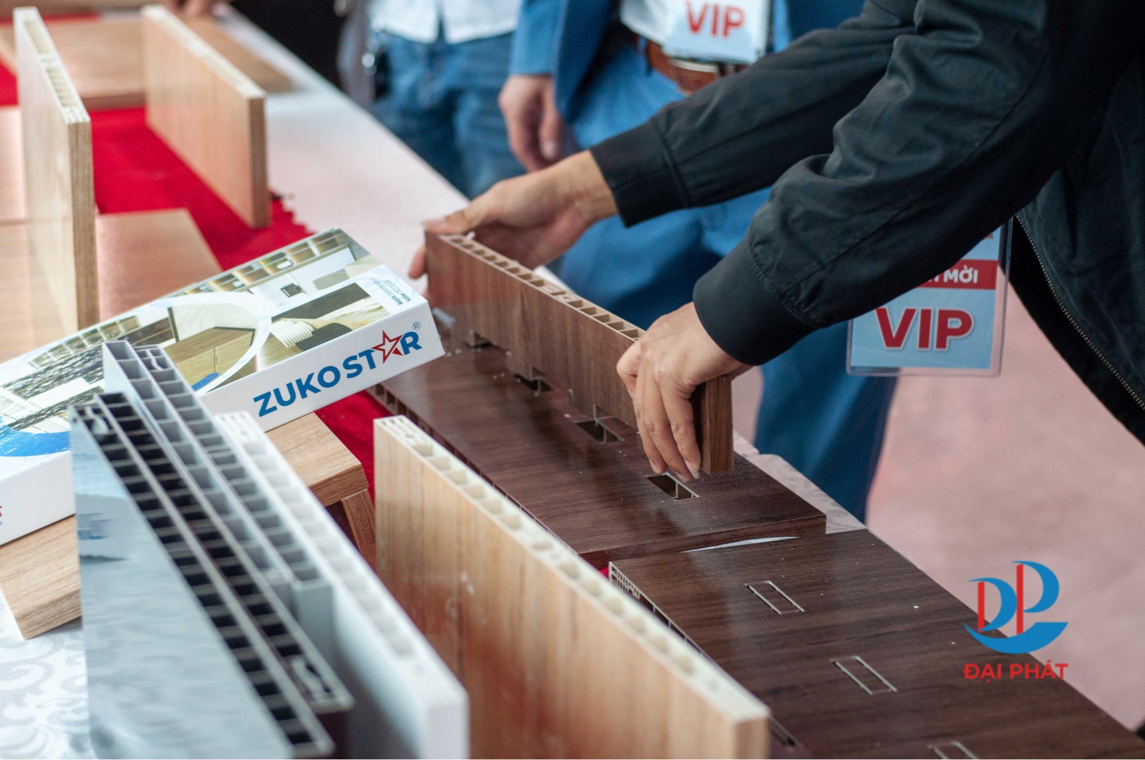 BÍ MẬT GIÚP TẤM NHỰA NỘI THẤT NHẸ MÀ VẪN CỨNG CÁP